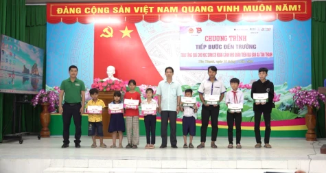 Trao quà “Tiếp bước đến trường” cho học sinh có hoàn cảnh khó khăn tại xã Tân Thạnh