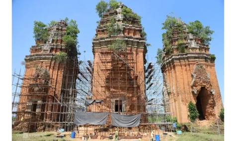 Tháp Chăm hơn 800 năm tuổi được trùng tu ra sao?