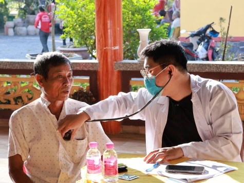 Xã Tháp Mười: Khám bệnh và phát thuốc miễn phí cho 500 người dân