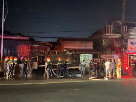 Xe tải bốc cháy cabin trên Quốc lộ 1