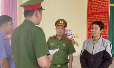 Bắt giam Giám đốc Công ty đường cát Quốc Thái vì sản xuất đường cát giả