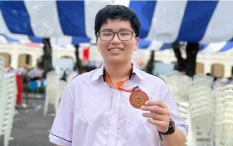 Nam sinh chuyên Toán đạt điểm SAT cao nhất thế giới, 8.0 IELTS