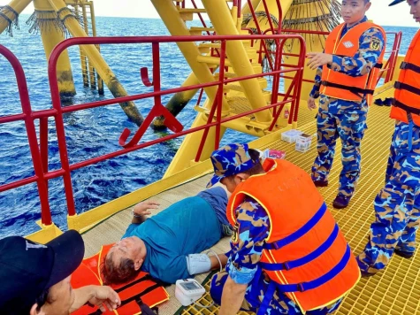 Nhà giàn DK1/11 cấp cứu ngư dân nghi bị đột quỵ