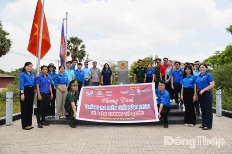Youth from Dong Thap Newspaper & Radio, Television Reach Out to Border Area