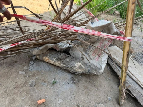 Công an phường Thới Sơn phối hợp thu gom đầu đạn còn sót lại sau chiến tranh