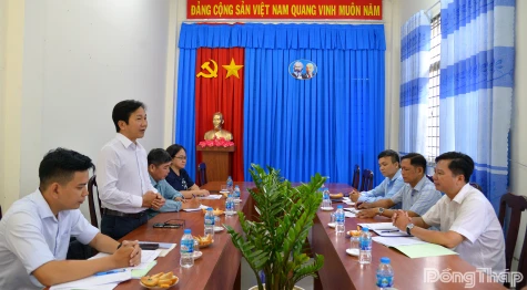 Lãnh đạo Báo và phát thanh, truyền hình Đồng Tháp làm việc với xã Vĩnh Kim về công tác phối hợp tuyên truyền