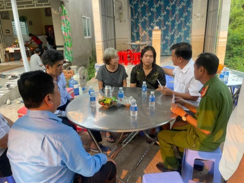 Lãnh đạo UBND tỉnh chia sẻ mất mát với gia đình nạn nhân Phạm Văn Mịch