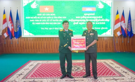 Đoàn công tác Bộ Chỉ huy Quân sự tỉnh Đồng Tháp thăm, chúc Tết Chôl Chnăm Thmây tại Prey-Veng (Campuchia)