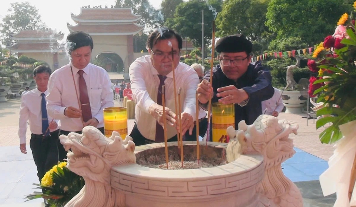 Dâng hương tưởng niệm Thượng tướng Quận công Trần Văn Năng