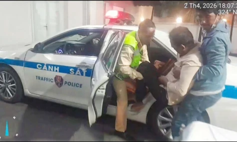 Cảnh sát giao thông nhanh chóng xử lý tình huống, mang lại sự an toàn cho người dân