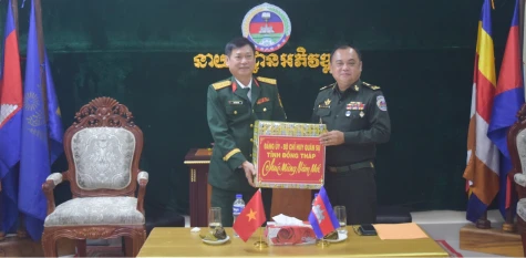 Đoàn cán bộ Bộ Chỉ huy Quân sự tỉnh Đồng Tháp thăm, chúc Tết Cổ truyền Chôl Chnăm Thmây tại Campuchia
