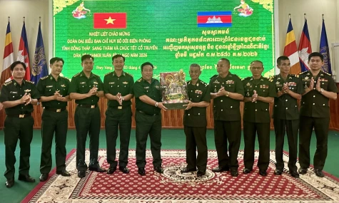Lãnh đạo Bộ đội Biên phòng tỉnh Đồng Tháp thăm, chúc Tết cổ truyền Chôl Chnăm Thmây tại tỉnh Prey-Veng (Campuchia)