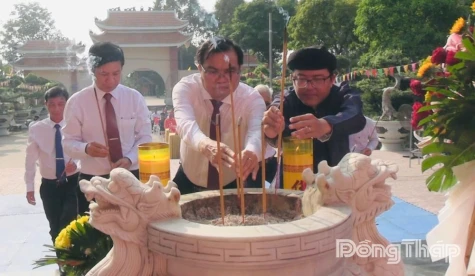 Incense Offering Commemorates General Tran Van Nang