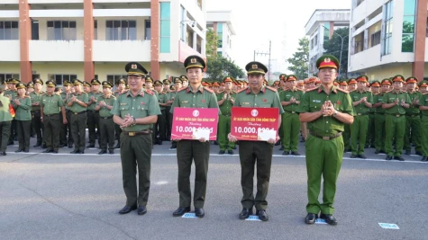 Trao thưởng 2 tập thể có thành tích xuất sắc trong điều tra, khám phá án