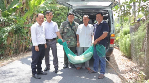 Xã Chợ Gạo bàn giao cá thể trăn bạch tạng quý hiếm cho Trại rắn Đồng Tâm