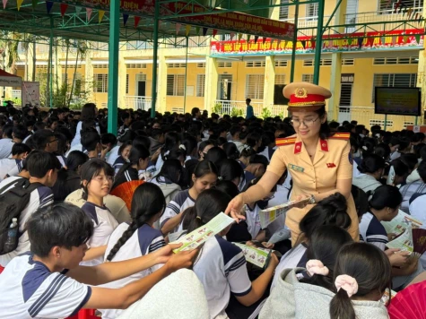 Đồng Tháp: Hơn 2.000 học sinh được trang bị kỹ năng an toàn giao thông