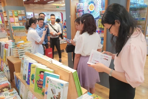 Phê phán khuynh hướng sáng tác lệch lạc làm phương hại nền văn học, nghệ thuật cách mạng