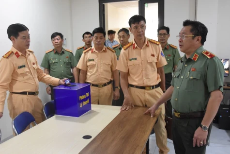 Thiếu tướng Lâm Phước Nguyên kiểm tra công tác sát hạch lái xe