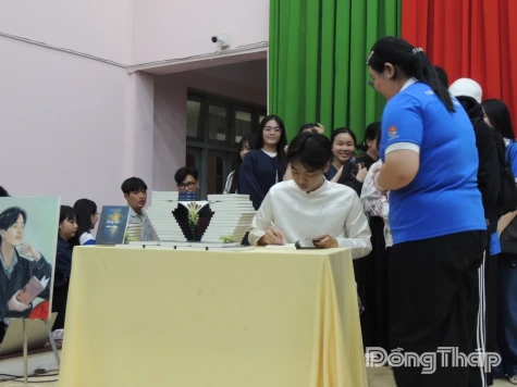 "Trăng lặn cửa sông": Chuyển động tinh tế của cảm xúc