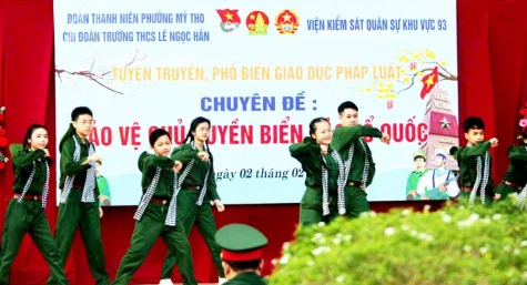 Vai trò đảng viên, giáo viên trong bảo vệ nền tảng tư tưởng của Đảng