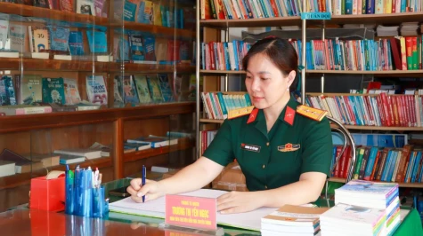 Nữ quân nhân giỏi việc nước, đảm việc nhà