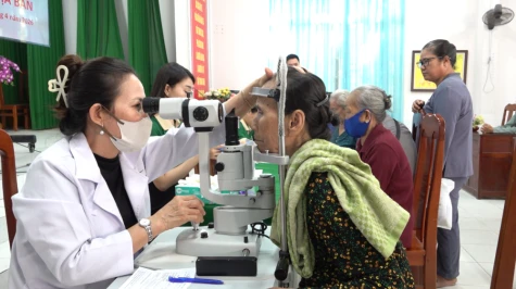 Xã Tân Thạnh: Khám mắt nhân đạo cho hơn 300 người có hoàn cảnh khó khăn