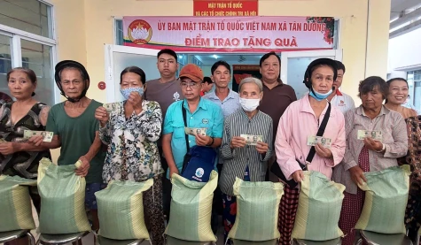 Xã Tân Dương: Trao 500 phần quà nghĩa tình cho hộ nghèo, cận nghèo và hộ có hoàn cảnh khó khăn