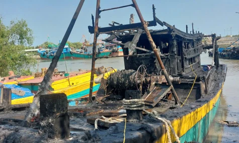 Ghe đánh cá bốc cháy khi đang neo đậu ven sông