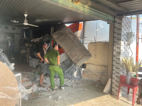 Xe tải đang chạy trên Quốc lộ 60 bất ngờ mất thắng tông sập tường nhà dân