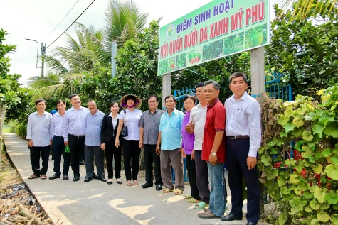 Nguyên Phó Chủ tịch Quốc hội Lê Minh Hoan gặp gỡ, chia sẻ với nông dân Mỹ Phong