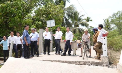 Phó Chủ tịch UBND tỉnh Nguyễn Phước Thiện kiểm tra hiện trường vụ sạt lở bờ sông Phú An