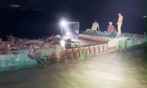 Công an Đồng Tháp bắt 7 phương tiện thủy khai thác, vận chuyển cát trái phép