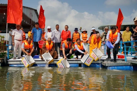 Chung tay giữ cá cho sông