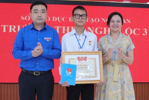 Trao tặng, truy tặng Huy hiệu Tuổi trẻ dũng cảm cho hai học sinh dũng cảm cứu người