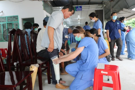 Triển khai chương trình gắn chi giả miễn phí cho người khuyết tật