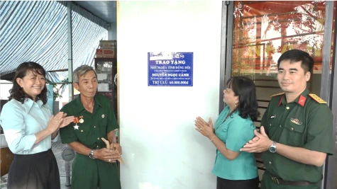 Xã Hòa Long: Bàn giao nhà Nghĩa tình đồng đội