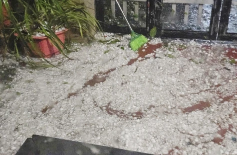 Mưa đá hạt to như nắm tay trút xuống Bắc Hà