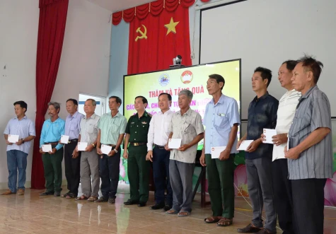 Bộ đội Biên phòng tỉnh Đồng Tháp thăm, tặng quà các tổ tự quản đường biên, mốc quốc giới