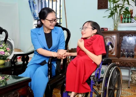 Bộ trưởng Bộ Giáo dục và Đào tạo tặng Bằng khen cho người sáng lập “lớp học Ngọc Tâm thủy tinh”