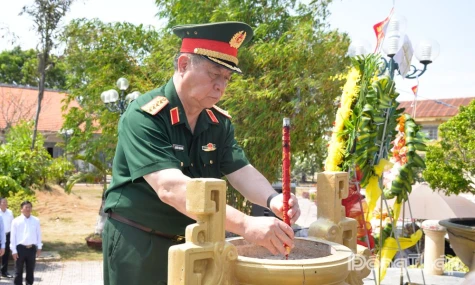 Đại tướng Nguyễn Trọng Nghĩa dâng hương tại Nghĩa trang Liệt sĩ Gò Công