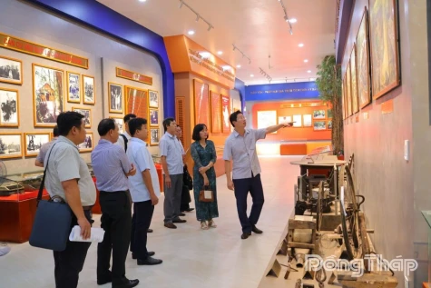 Dong Thap Vice Chairman Huynh Minh Tuan inspects progress of Xeo Quit exhibition house