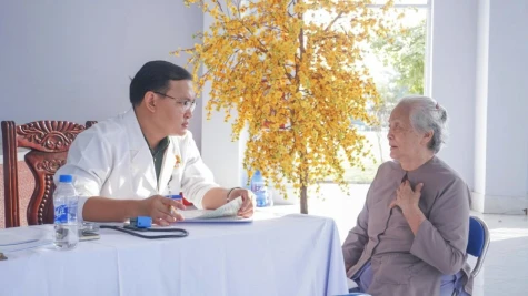 Bệnh viện Quân y 120: Khám bệnh, cấp thuốc miễn phí và tặng quà cho người dân phường Long Thuận