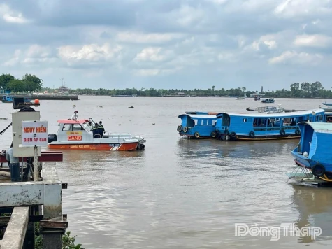 Khẩn trương tìm kiếm 2 người đàn ông rơi xuống sông mất tích