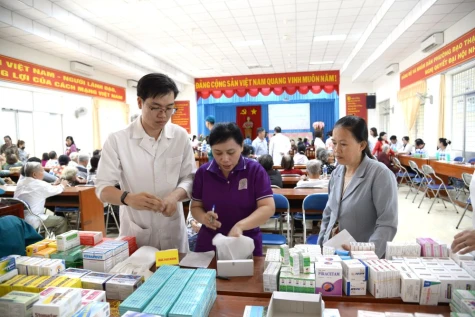 Phường Đạo Thạnh: Tặng quà, khám, phát thuốc miễn phí cho 100 hoàn cảnh khó khăn