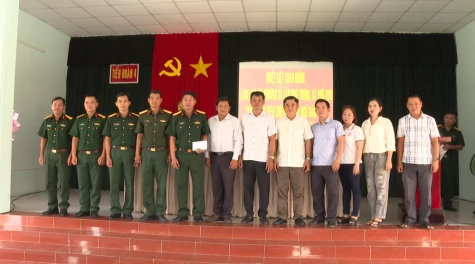 Lãnh đạo xã Phú Hựu và Tân Phú Trung thăm, động viên chiến sĩ nhập ngũ