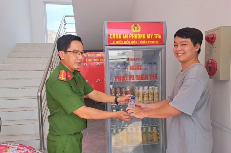 " Tủ nước miễn phí" - Cách làm thiết thực của Công an phường Mỹ Trà