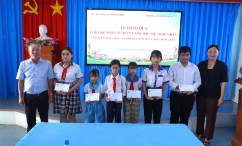 Quỹ Bảo trợ trẻ em tỉnh Đồng Tháp: Trao tiền hỗ trợ cho học sinh có hoàn cảnh khó khăn