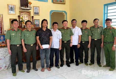 Bộ Công an trao tiền hỗ trợ gia đình đồng chí Phạm Văn Mịch hy sinh khi thực hiện nhiệm vụ