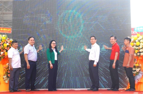 Xã Lấp Vò: Ra mắt mô hình “Chợ 4.0 - Thanh toán không dùng tiền mặt”