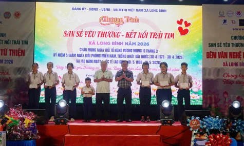 Hơn 609 triệu đồng tiếp sức cho người nghèo và học sinh khó khăn xã Long Bình